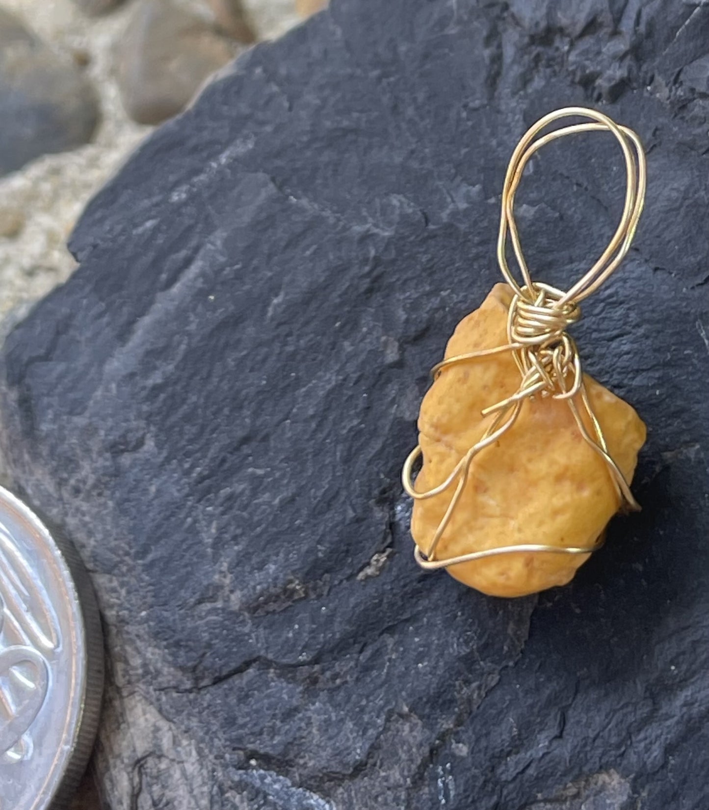Golden Honey Rock Pendant – Warmth and Natural Beauty