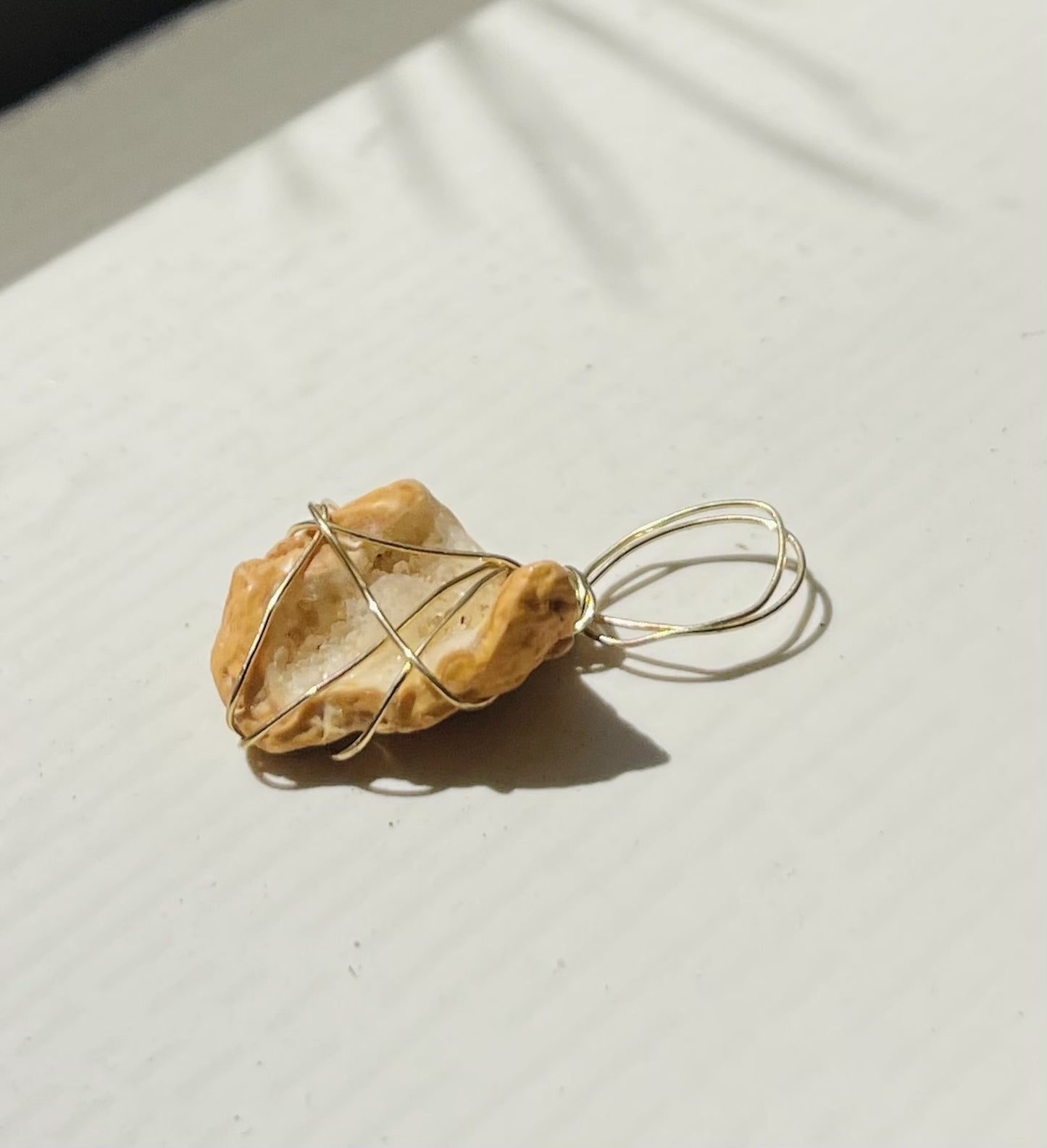 Golden Honey Rock Pendant – Warmth and Natural Beauty