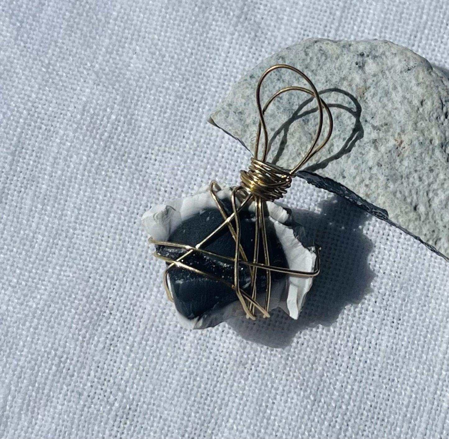 Dark navy pendant with sparkling front and gold-coloured tarnish-resistant wire