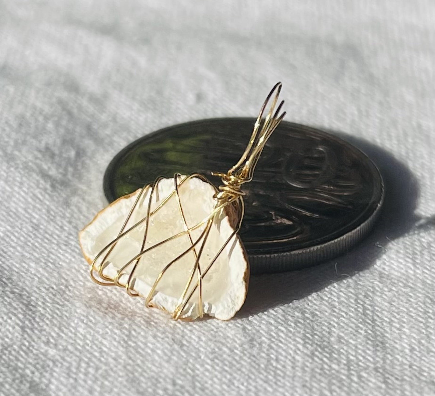 Sparkling pendant with simple yet versatile design