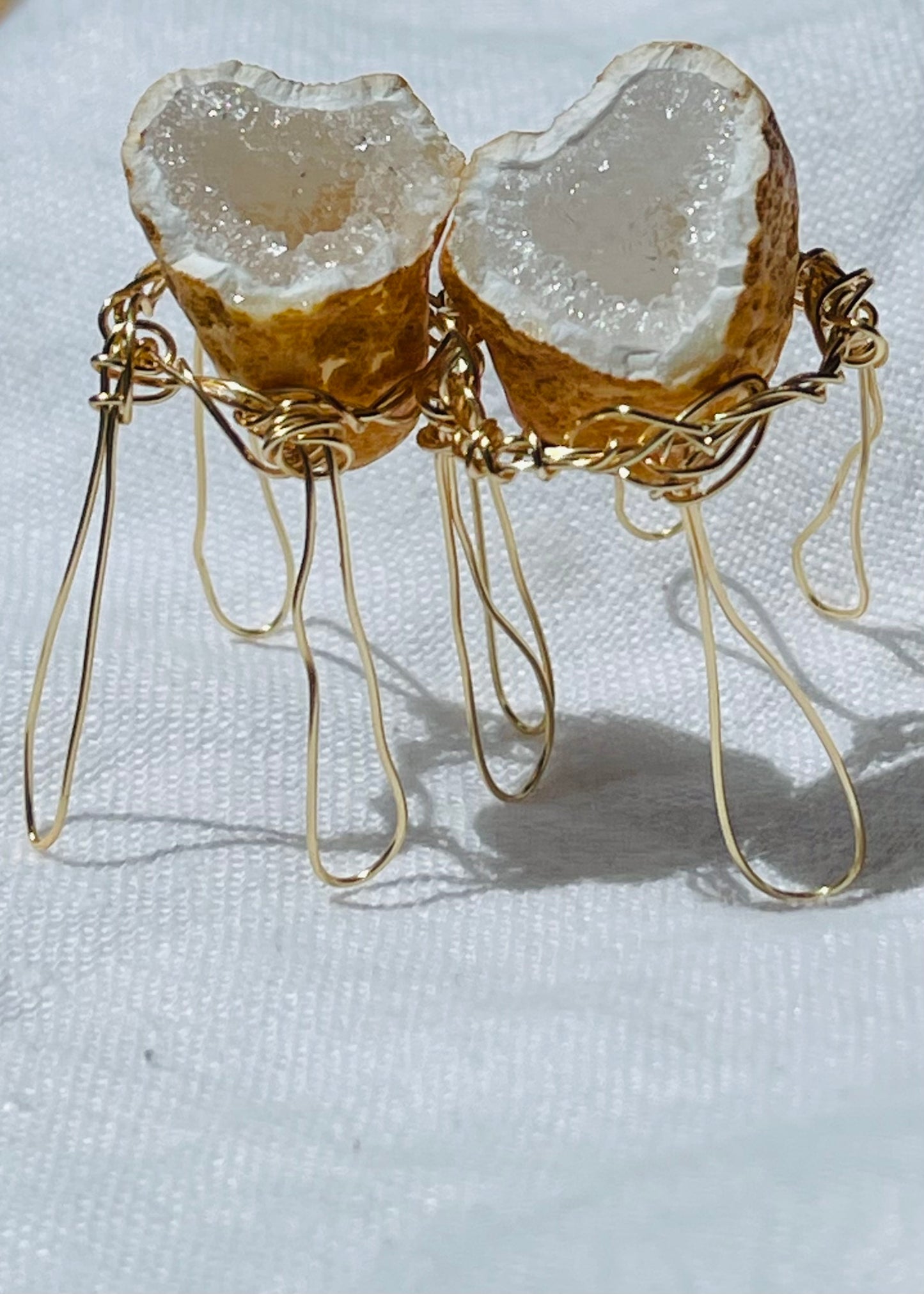 WR-00153 Geode White Crystal Heart Shaped Twins Pedestal